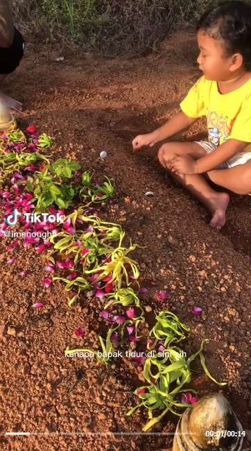 Anak Kecil Curhat di Samping Makam Ayahnya