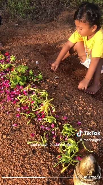 Anak Kecil Curhat di Samping Makam Ayahnya