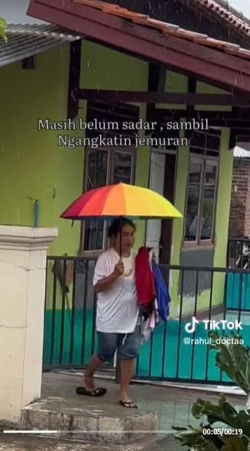 Senyum Sumringah Ibu saat Lari Ingin Peluk Anaknya yang Pulang Merantau ini Bikin Hati Terenyuh