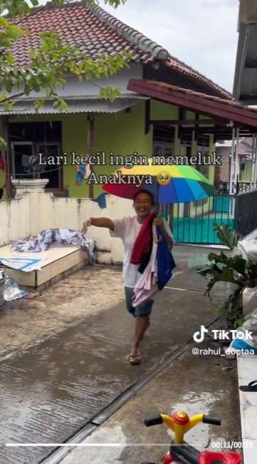 Senyum Sumringah Ibu saat Lari Ingin Peluk Anaknya yang Pulang Merantau ini Bikin Hati Terenyuh