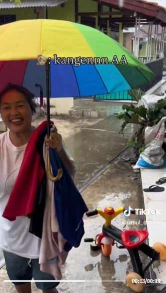 Senyum Sumringah Ibu saat Lari Ingin Peluk Anaknya yang Pulang Merantau ini Bikin Hati Terenyuh