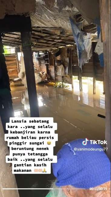 Momen Pilu Nenek Sebatang Kara ini Tinggal Di Rumah Kayu Penuh Lubang Selalu Kebanjiran