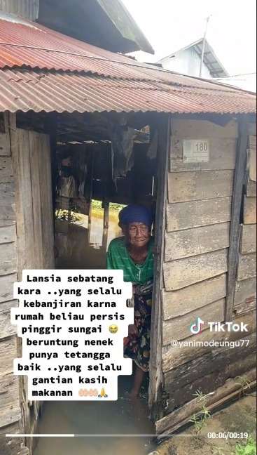 Momen Pilu Nenek Sebatang Kara ini Tinggal Di Rumah Kayu Penuh Lubang Selalu Kebanjiran