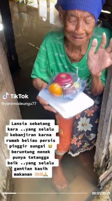 Momen Pilu Nenek Sebatang Kara ini Tinggal Di Rumah Kayu Penuh Lubang Selalu Kebanjiran