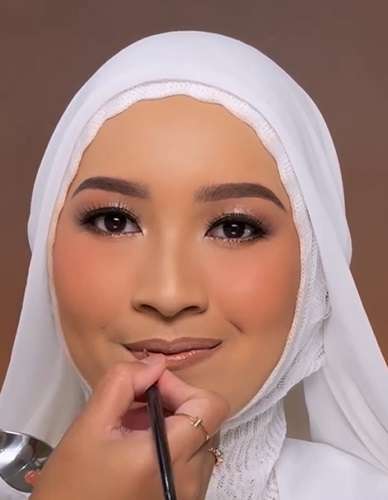 Memakai Lipstik