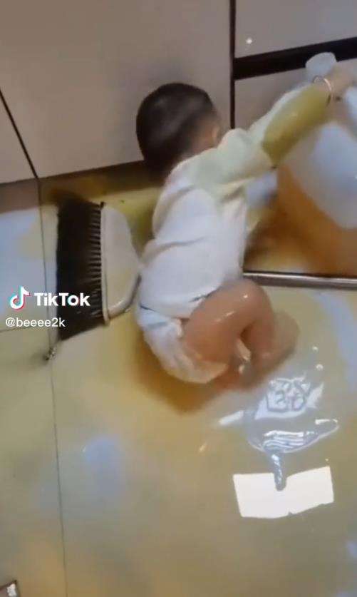 Aksi kocak bocah cilik bermain minyak goreng.