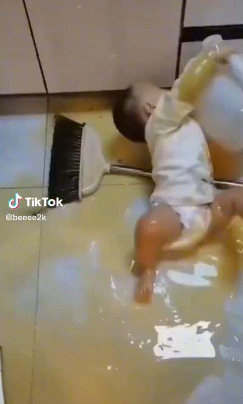 Aksi kocak bocah cilik bermain minyak goreng.