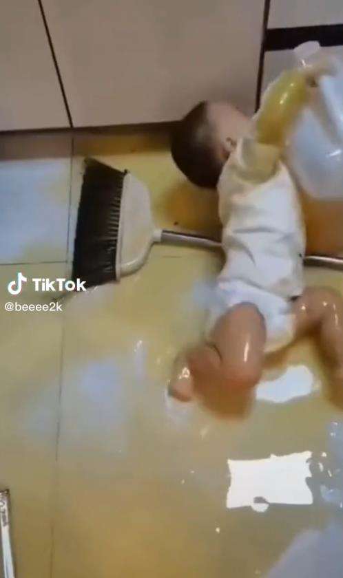 Aksi kocak bocah cilik bermain minyak goreng.