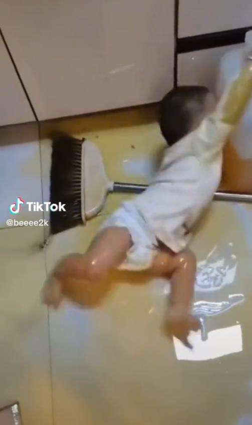 Aksi kocak bocah cilik bermain minyak goreng.