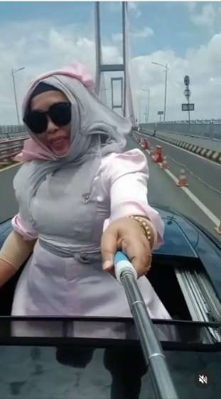 Aksi Emak-Emak Ngevlog Dijalan ini Bikin Netizen Geleng-Geleng