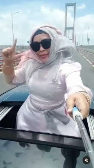 Aksi Emak-Emak Ngevlog Dijalan ini Bikin Netizen Geleng-Geleng