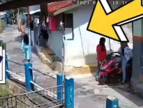 Cewek naik motor matik hampir jatuh ke sungai.