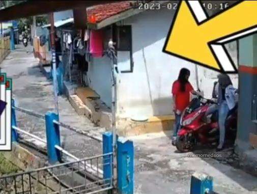 Cewek naik motor matik hampir jatuh ke sungai.