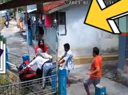 Cewek naik motor matik hampir jatuh ke sungai.