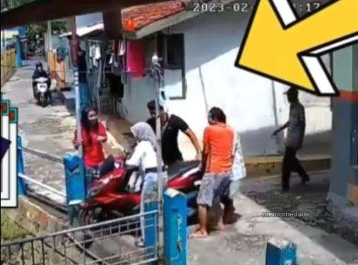 Cewek naik motor matik hampir jatuh ke sungai.