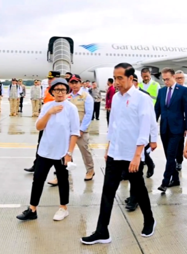 Gaya Nyentrik Menlu Retno Marsudi Pakai Sepatu Beda Warna