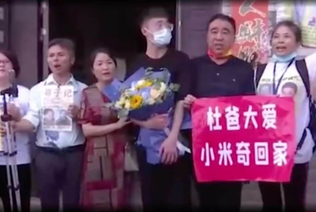 Diculik dan Diadopsi Keluarga Miliarder Saat Kecil, Pria Ini Pilih Kembali ke Orangtua Kandung Diculik dan Diadopsi Keluarga Miliarder Saat Kecil, Pria Ini Pilih Kembali ke Orangtua Kandung