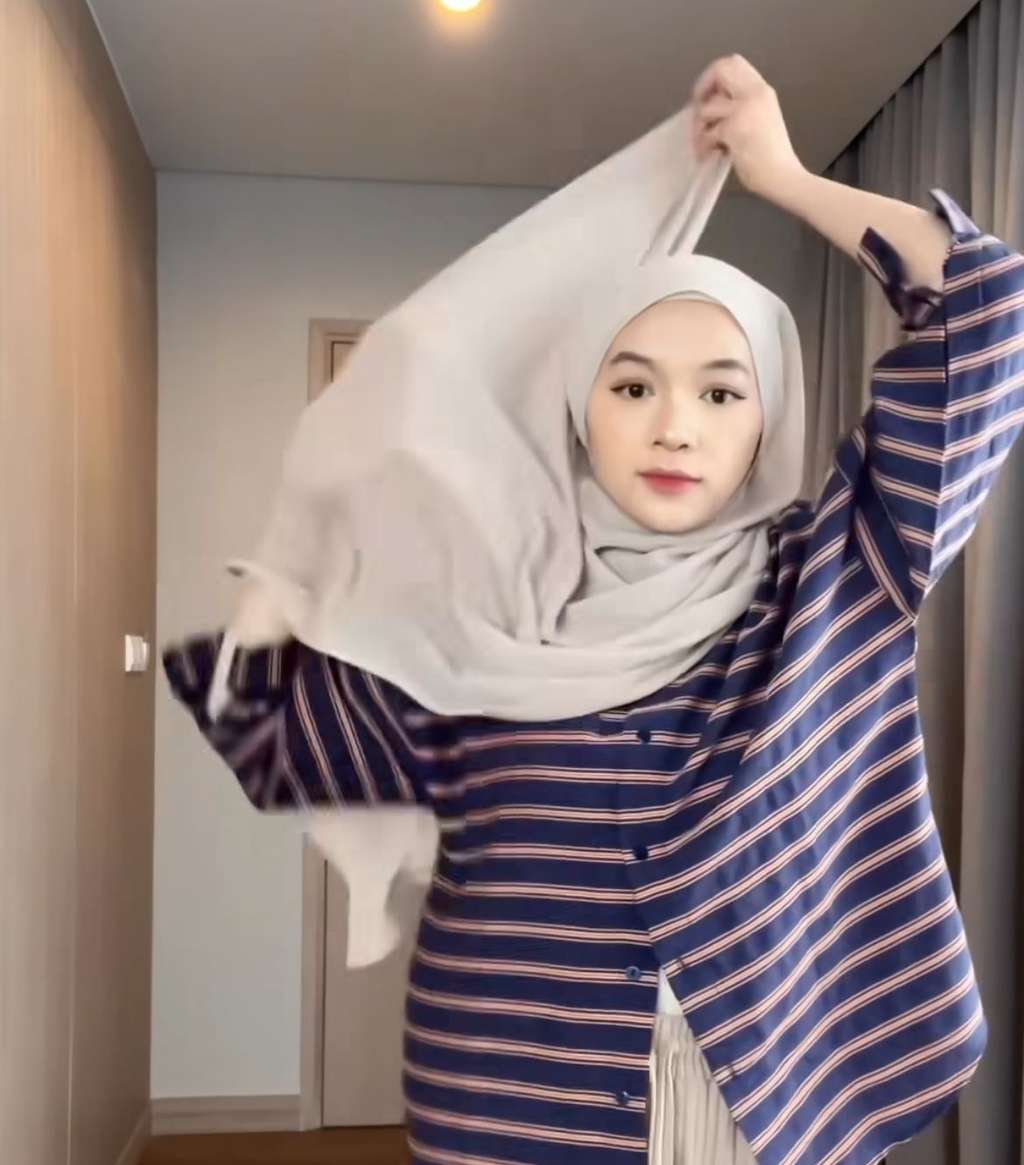 Pashmina dengan Satu Sisi Menjuntai, Tampilan Jadi Manis Banget