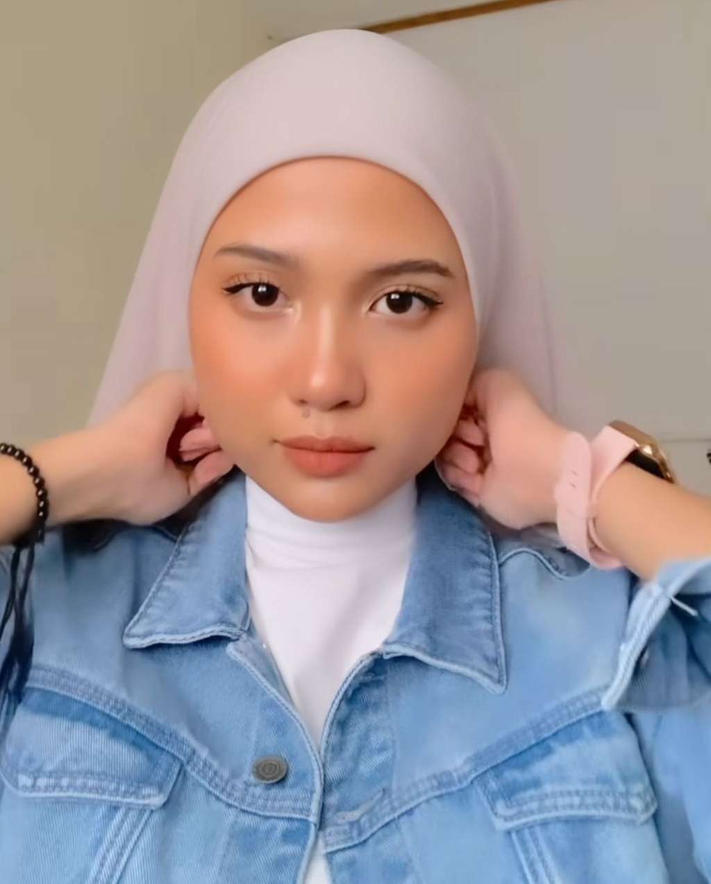 Tampilan Sweet dan Simpel dengan Kerudung Segi Empat Voal, untuk Nongkrong Akhir Pekan