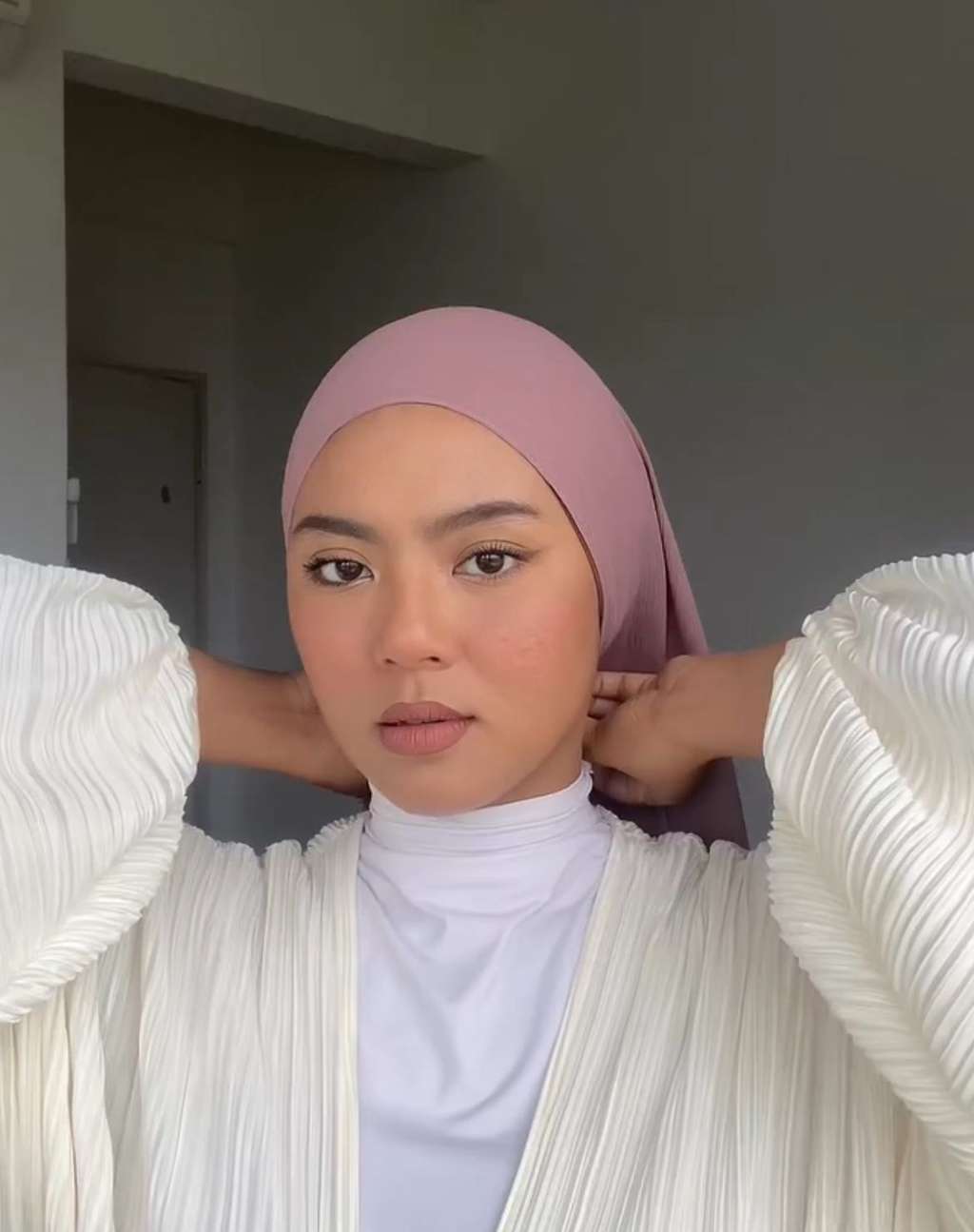 Yuk, Sulap Pashmina Dusty Pink Jadi Turban Stylish