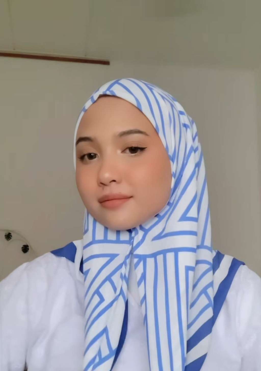 Coba Yuk, Pakai Kerudung Motif dengan Tampilan Clean Look