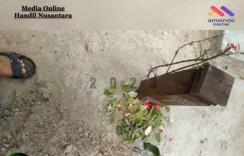 Penemuan benda diduga bagian ritual di kuburan.