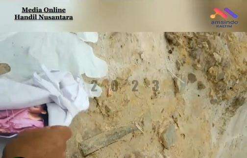 Penemuan benda diduga bagian ritual di kuburan.