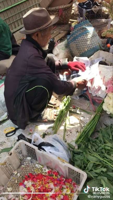 Semangat Seorang Kakek Berjualan Bunga Meski Tangannya Sudah Gemetar