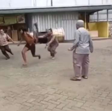 Kejar ODGJ yang Lari Sprint, Pol PP ini Sampai Jatuh Nyusruk Bawa Sarung