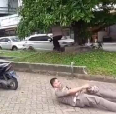 Kejar ODGJ yang Lari Sprint, Pol PP ini Sampai Jatuh Nyusruk Bawa Sarung