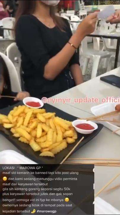 Pelanggan dan pelayan adu mulut soal harga kentang goreng.