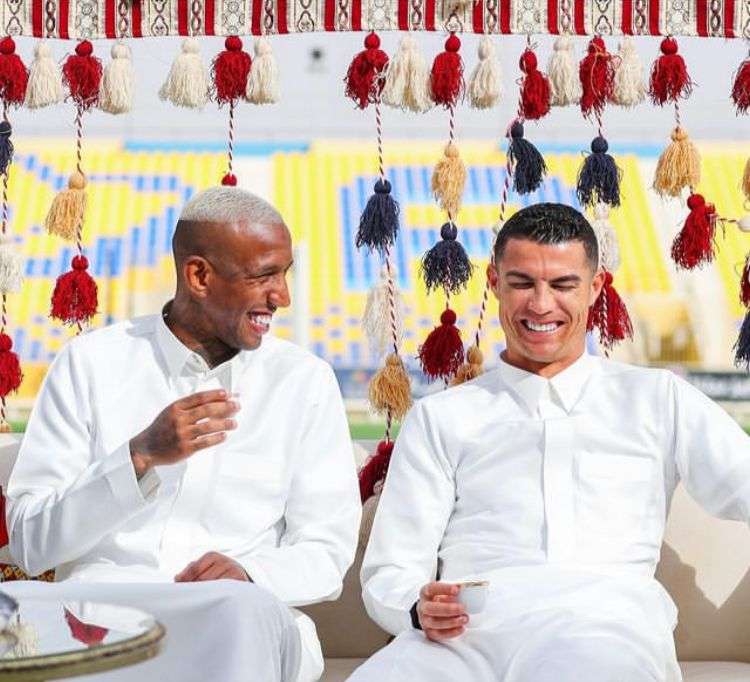 Potret Gagahnya Ronaldo Pakai Gamis Putih dan Pegang Pedang