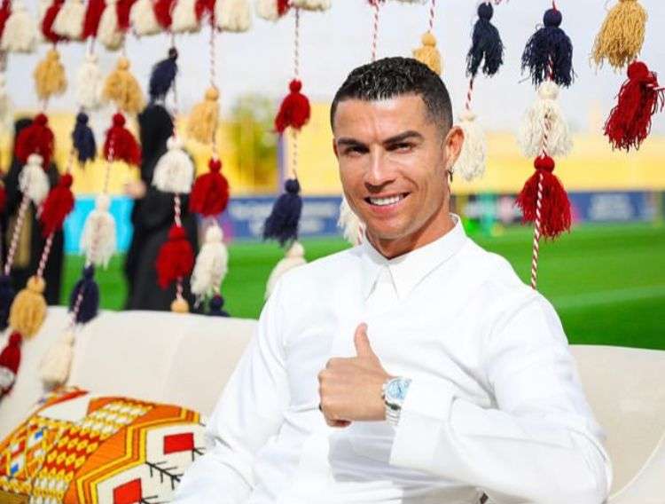 Potret Gagahnya Ronaldo Pakai Gamis Putih dan Pegang Pedang