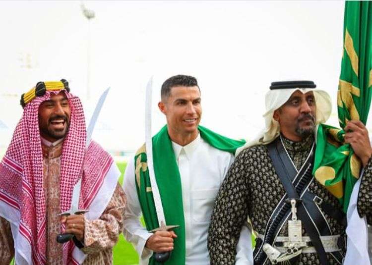 Potret Gagahnya Ronaldo Pakai Gamis Putih dan Pegang Pedang
