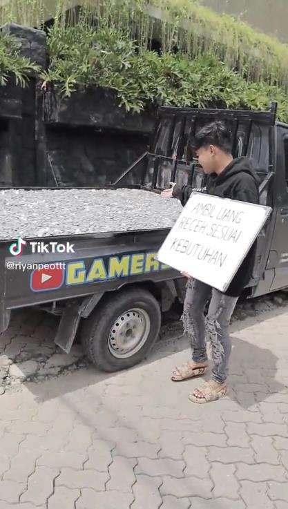 Bagi-bagi uang receh satu pickup.