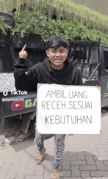 Bagi-bagi uang receh satu pickup.