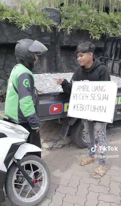 Bagi-bagi uang receh satu pickup.
