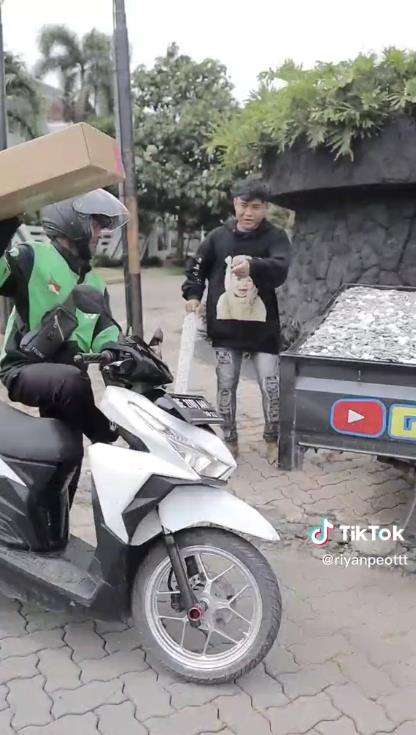 Bagi-bagi uang receh satu pickup.