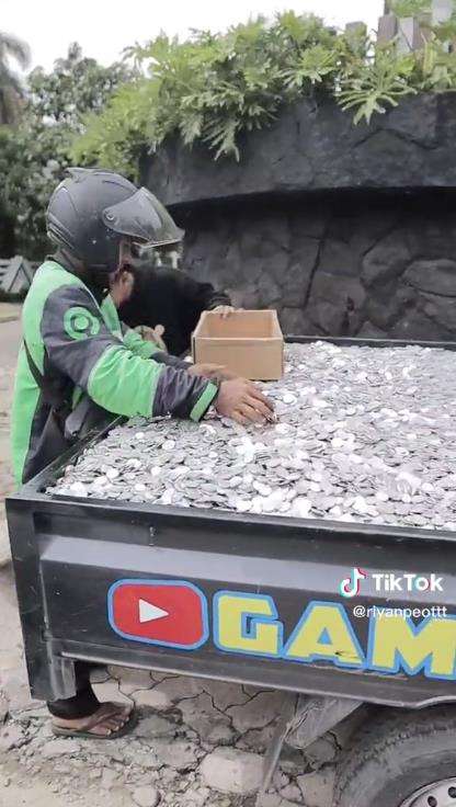 Bagi-bagi uang receh satu pickup.