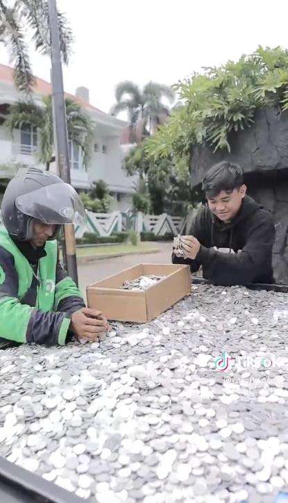 Bagi-bagi uang receh satu pickup.