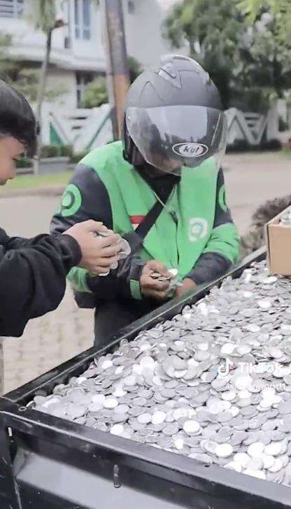 Bagi-bagi uang receh satu pickup.