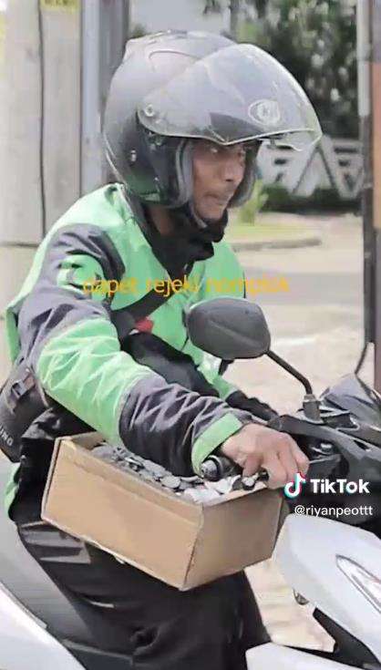 Bagi-bagi uang receh satu pickup.