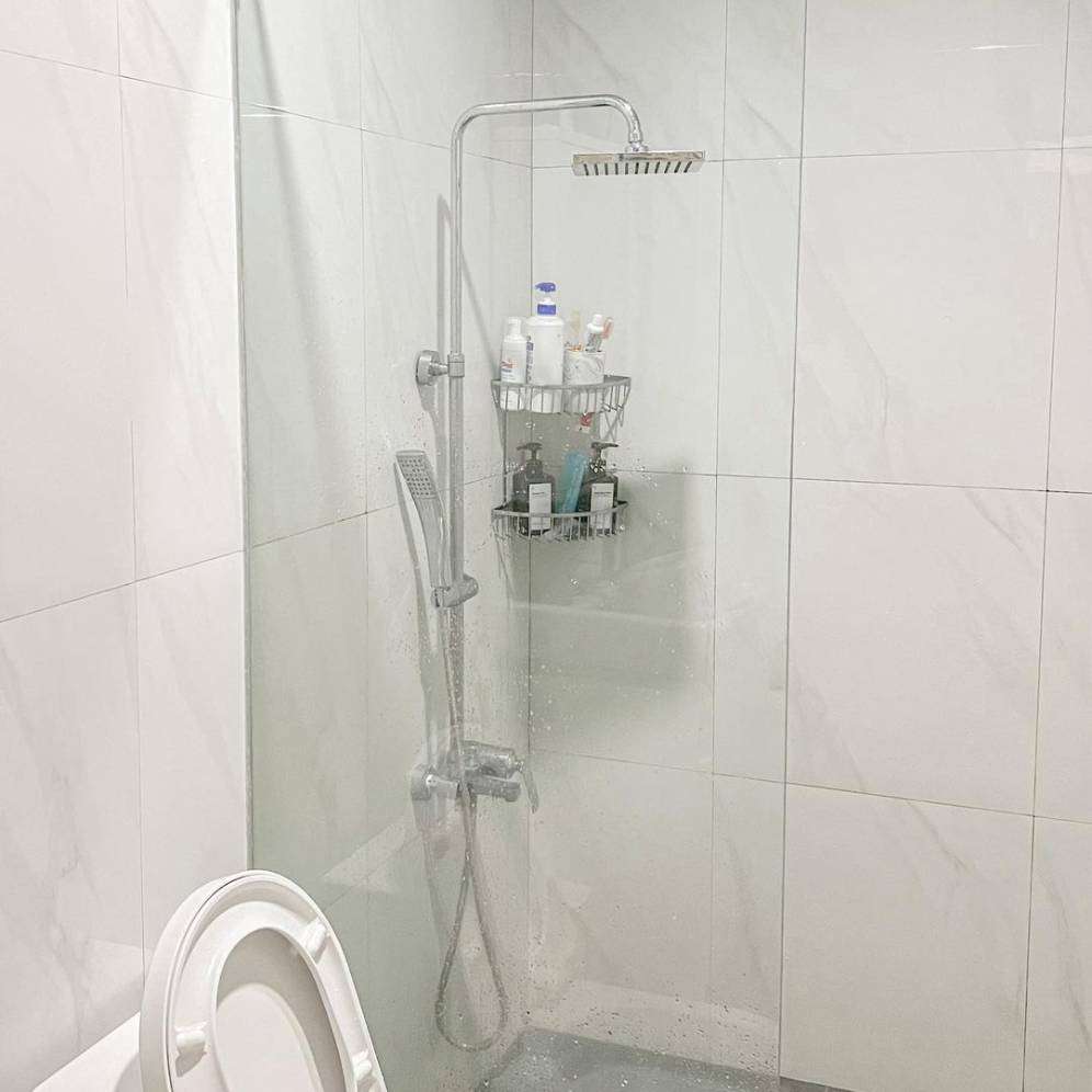 Kamar mandi putih