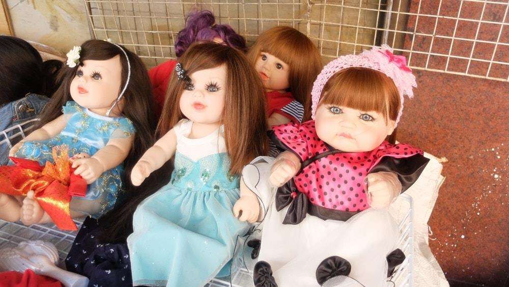 Cerita seram boneka hidup.