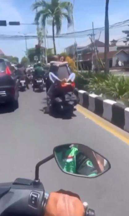 Aksi nyeleneh bule saat boncengan di jalanan Bali.