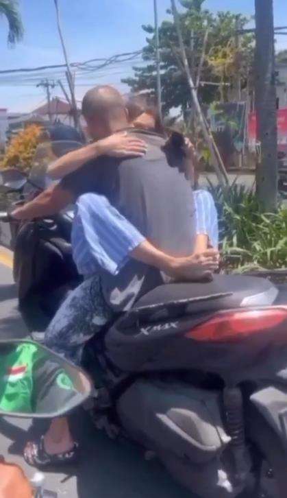 Aksi nyeleneh bule saat boncengan di jalanan Bali.