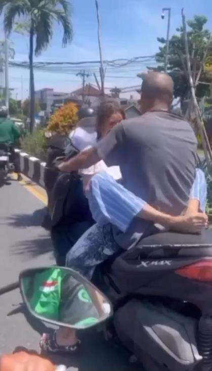 Aksi nyeleneh bule saat boncengan di jalanan Bali.