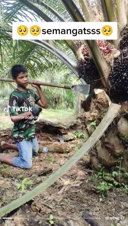 Tetap Bekerja Keras Meski Punya Keterbatasan, Pria ini Menginspirasi Warganet yang Melihatnya.