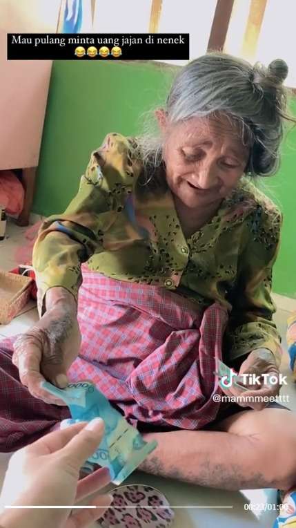 Aksi Jahil Wanita ini Bikin Neneknya Gak Berenti Ketawa