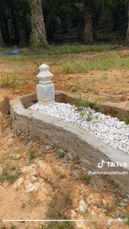 Bocah 11 Tahun ini Bawa Batu Bata Pakai Sepeda Untuk Bangun Makam Ayahnya Agar Tidak Hanyut Terbawa Air